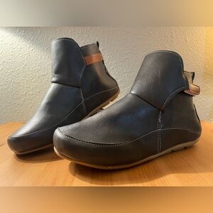 NEW Charcoal grey Elfin Velcro boots size 7